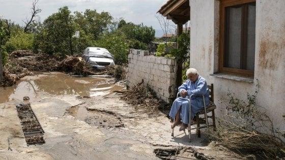 Tempesta in Grecia, tra le vittime un bimbo di 8 mesi Signora anziana di fronte alla propria abitazione