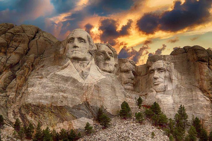 Il Monte Rushmore e Trump (Foto dal Web)