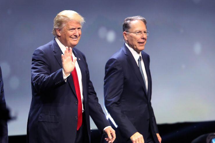 Donald Trump e Wayne LaPierre New York contro l’NRA (Foto dal web)
