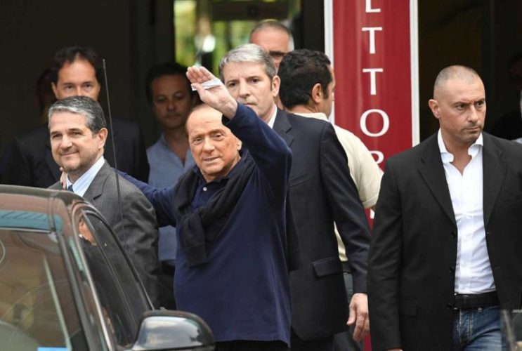dimesso Berlusconi (foto dal web)