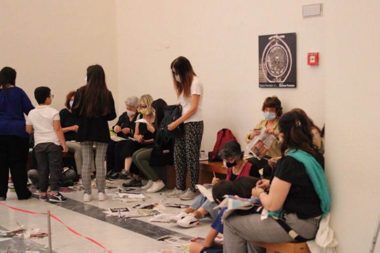 Futuranews - "121 mosaici di carta" al MANN, intervista a Caroline Peyron Adulti e ragazzi durante il laboratorio mosaici di carta con Caroline Peyron