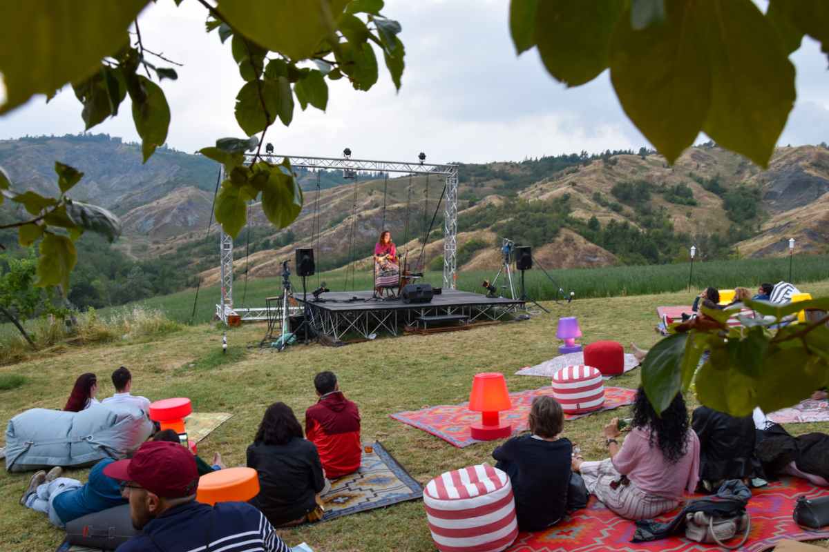 Scena Natura Fienile Fluò 3 mesi arte connessione ambiente