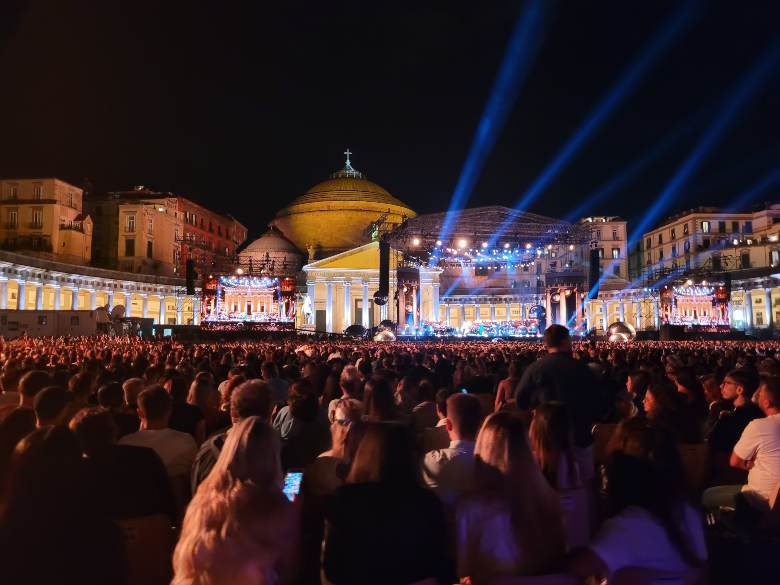 Gigi D'Alessio Piazza del Plebiscito Napoli