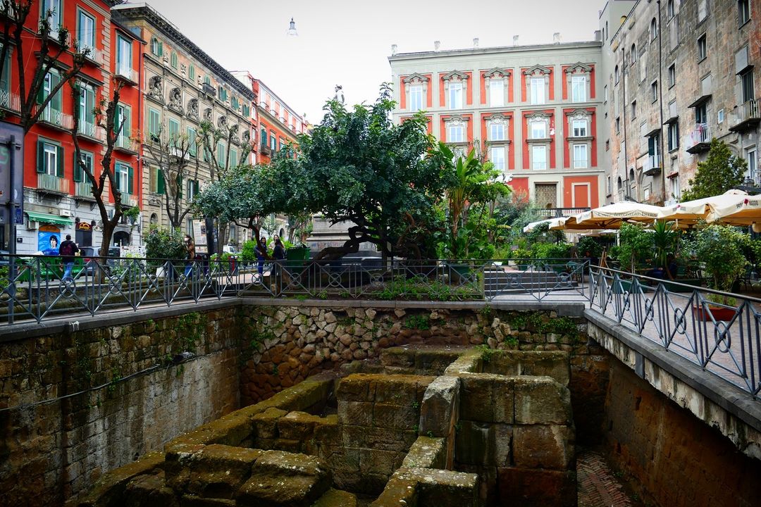 Napoli “Sott’ A Statua”: Un Amarcord in Piazza Bellini