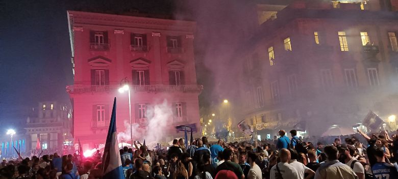 Napoli Campione 3 volte dentro e fuori lo stadio