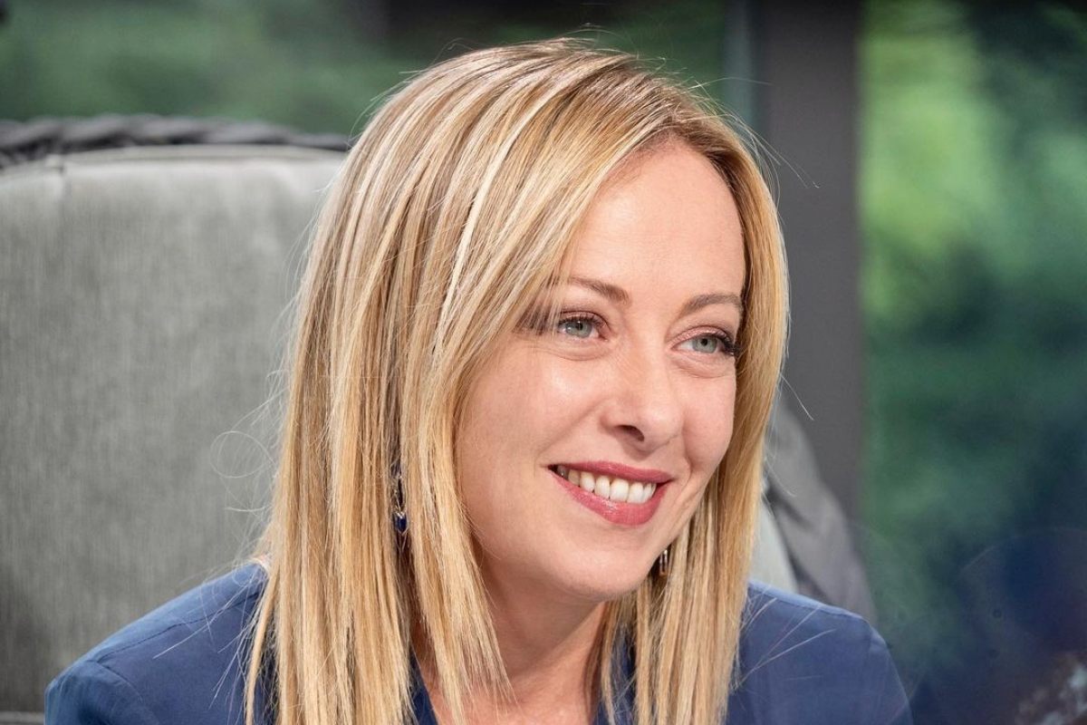 Stupro Caivano, indagati 2 maggiorenni. Meloni: "A breve sarò lì, il governo darà sicurezza alla popolazione"