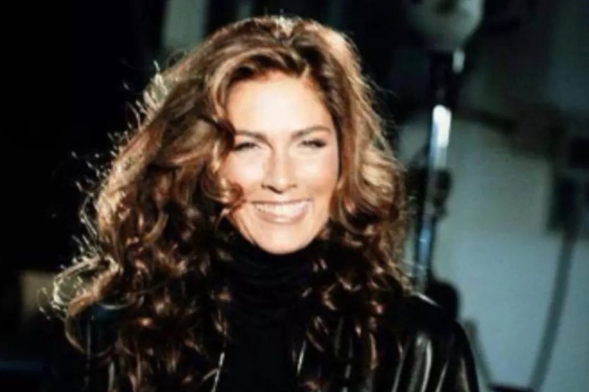 Romina Power è un incanto durante la sfilata a Piazza di Spagna - VIDEO