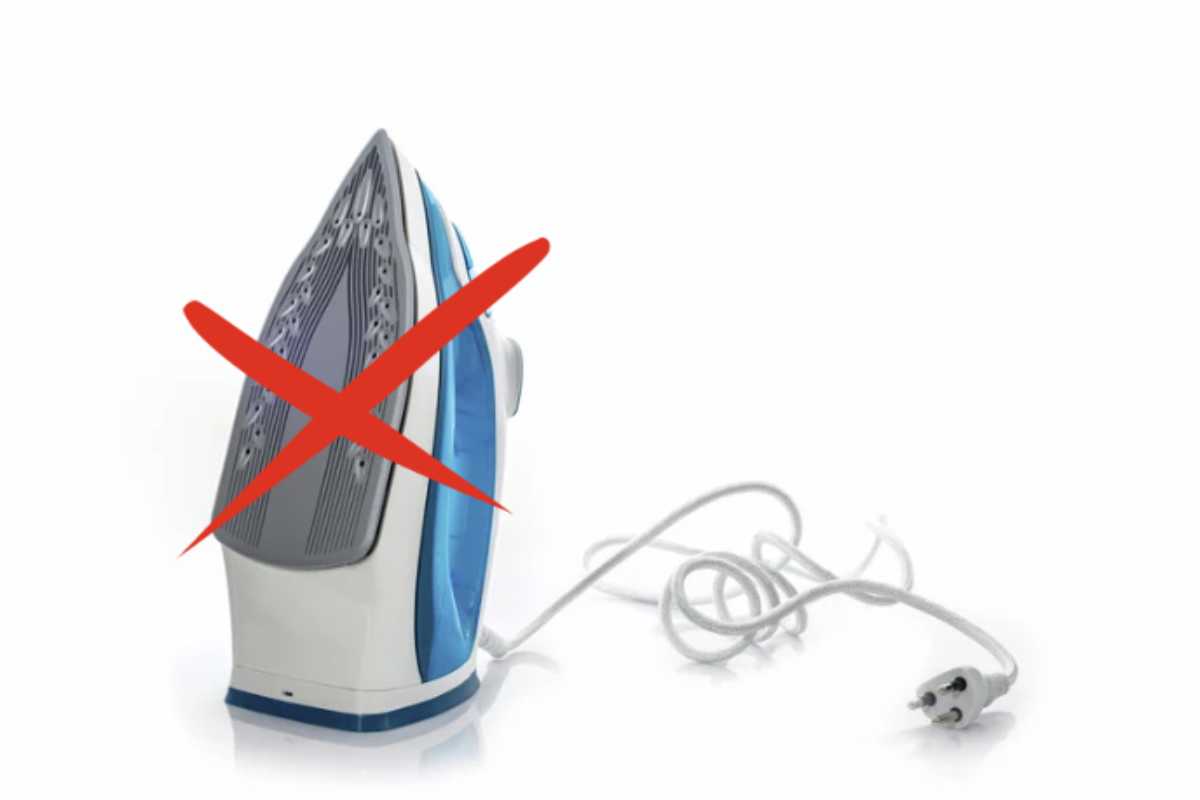 Tra le tecniche più diffuse, l’uso del vapore naturale rappresenta una soluzione semplice e green. Appendere i vestiti in bagno