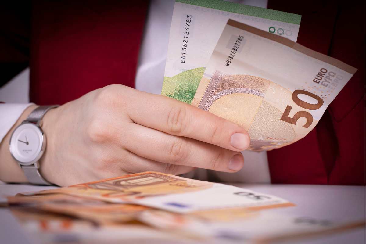 banconote euro in mano